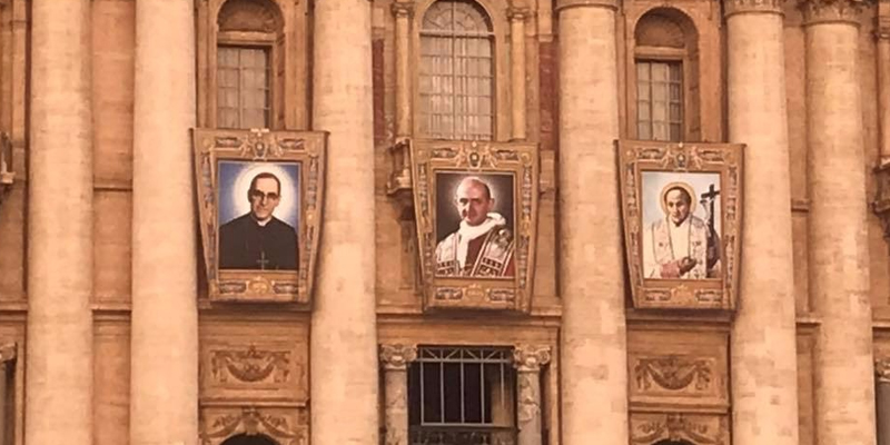 ENTREGA KIT A PEREGRINOS SALVADOREÑOS EN ROMA