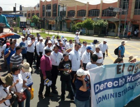 EL AGUA ES VIDA Y UN DERECHO UNIVERSAL