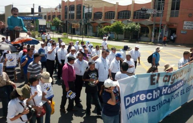 EL AGUA ES VIDA Y UN DERECHO UNIVERSAL