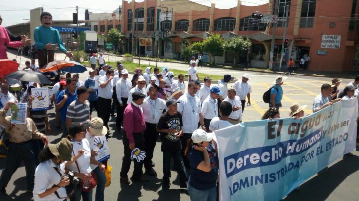 EL AGUA ES VIDA Y UN DERECHO UNIVERSAL