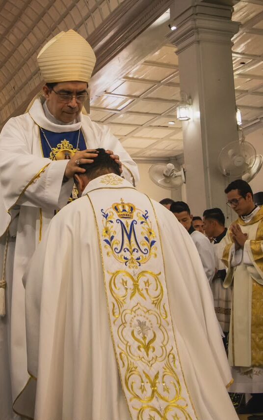 Nueva era para la Diócesis de Zacatecoluca: Monseñor Ramiro Ernesto Landaverde asume el báculo episcopal.