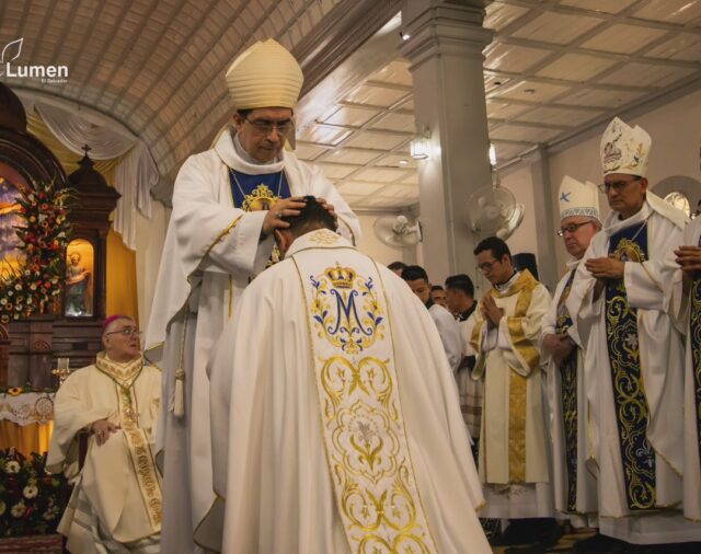 Nueva era para la Diócesis de Zacatecoluca: Monseñor Ramiro Ernesto Landaverde asume el báculo episcopal.